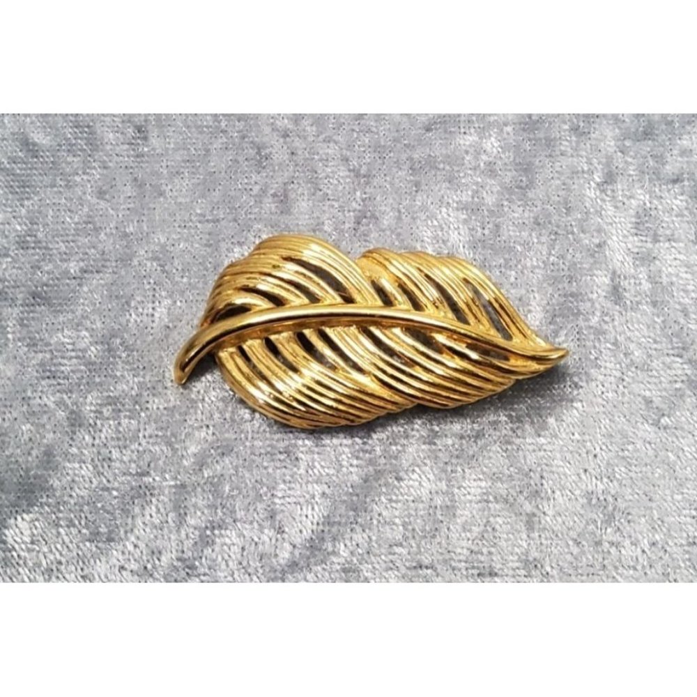 Vintage Signed Napier F90  Gold Tone Feather / Leaf Brooch